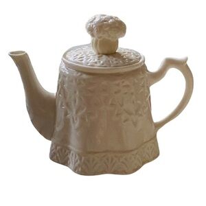 Lenox “Butlers Pantry” Porcelain Teapot adorned with Rose Bouquet on the Lid.